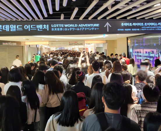 ▲▼南韓首爾樂天世界遊樂園擠滿「報復出遊」的旅客。（圖／翻攝自推特）