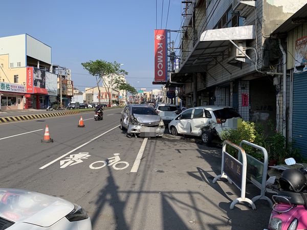 ▲▼彰化一輛休旅車失速追撞路旁6輛汽機車，1名抽菸阿伯受傷，瓦斯外洩。（圖／民眾提供）