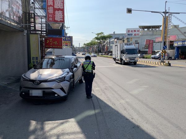 ▲▼彰化一輛休旅車失速追撞路旁6輛汽機車，1名抽菸阿伯受傷，瓦斯外洩。（圖／民眾提供）