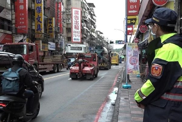 ▲▼汐止南北交通大動脈中興路違停拖吊強力執法。（圖／翻攝自Facebook／汐止警好讚）