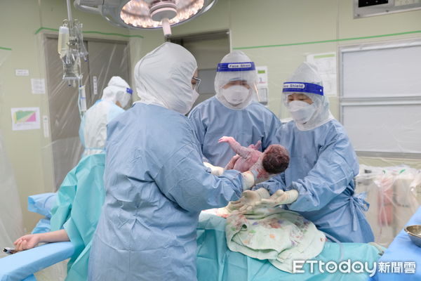 ▲屏基醫護跨團隊完成新冠肺炎確診孕婦剖腹生產            。（圖／屏基提供，下同）