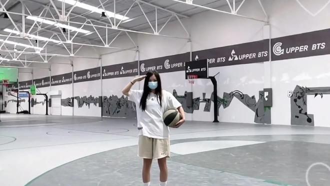 ▲大陸一名女子為男友改造了一座籃球館。（圖／翻攝自微博）