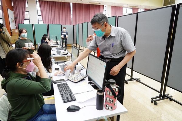 ▲▼柯文哲赴大安區級關懷中心視察。（圖／北市府提供）