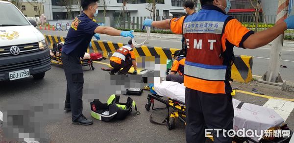 ▲台南西港區男女騎車自撞分隔島，雙雙無生命跡象。（圖／民眾提供，下同）