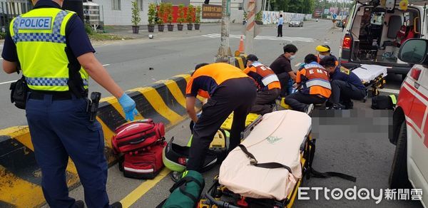 ▲台南西港區男女騎車自撞分隔島，雙雙無生命跡象。（圖／民眾提供，下同）