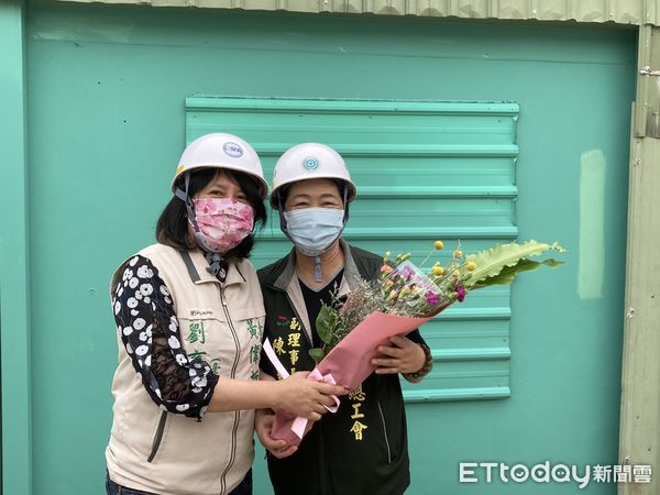 ▲做工行善團在母親節，仍辛勤為弱勢族群修屋，為勉勵及肯定志工們，市長夫人劉育菁女士，特別代表黃偉哲市長帶來康乃馨花束及飲料慰問案家及志工。（圖／記者林悅翻攝，下同）