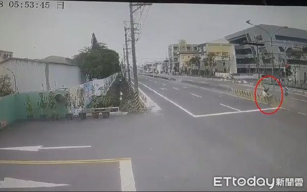 ▲▼台南20多歲男女騎車自撞分隔島雙亡。（圖／記者林悅翻攝）