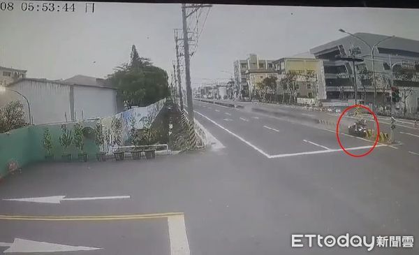 ▲▼台南20多歲男女騎車自撞分隔島雙亡。（圖／記者林悅翻攝）