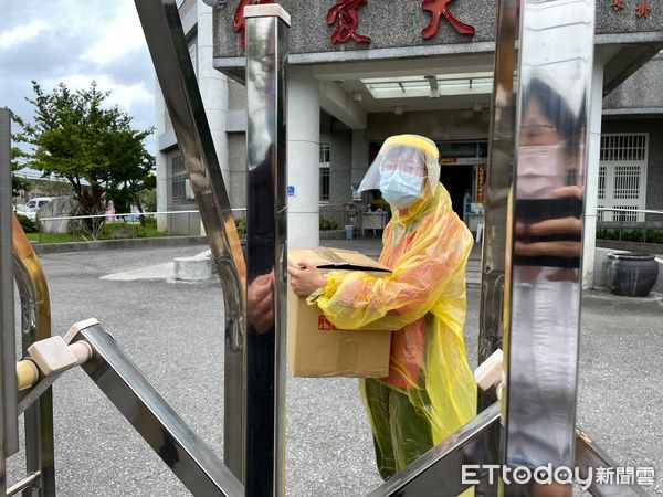 ▲▼台東仁愛之家院內多人確診，慈濟志工提供防疫物資。（圖／慈濟基金會提供）