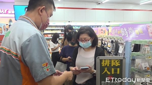 ▲▼7-11開賣快篩試劑，排隊人潮意外不多。（圖／記者陳家豪攝）