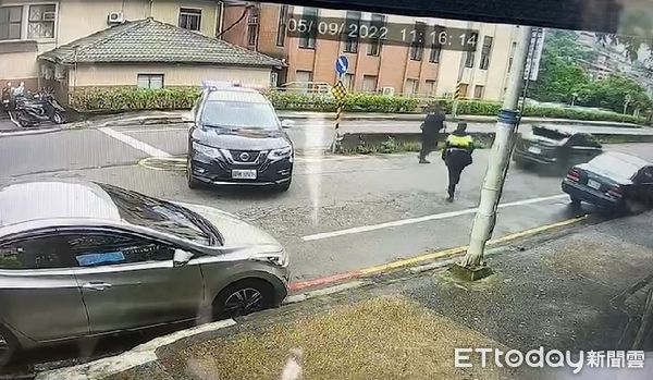 ▲▼基隆轎車不服取締，猛撞警車後逃逸，警連開7槍。（圖／記者郭世賢翻攝）