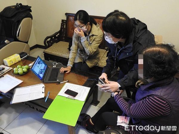 ▲考量到高齡長輩及失智症患者，也會提供專人到府服務指紋建檔。（圖／大園警分局提供）