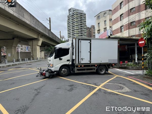 ▲9日上午新北市汐止區水碓街汐科路口發生貨車撞及機車的意外車禍。（圖／記者張君豪翻攝）