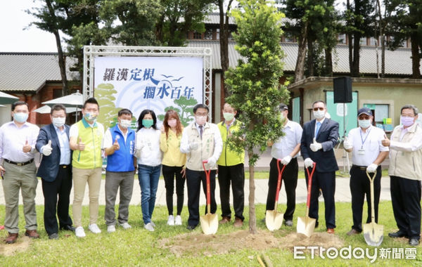 ▲台南山上花園水道博物館，慶祝100周年，舉辦「羅漢定根，擱水百年」植樹活動，由市長黃偉哲、自來水公司董事長胡南澤等人將樹苗種植在園區內。（圖／記者林悅翻攝，下同）