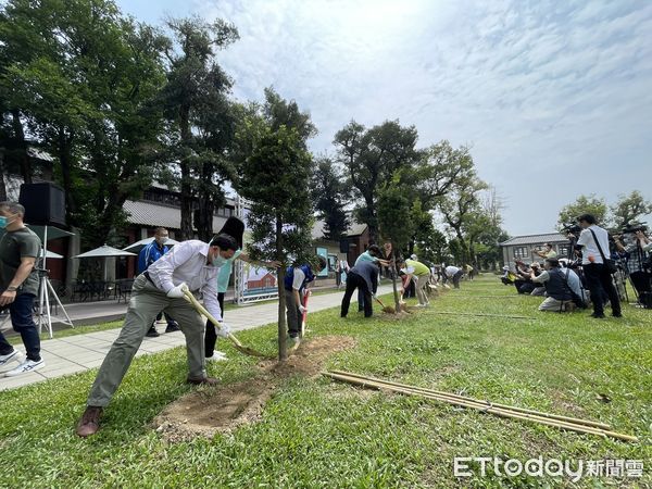 ▲台南山上花園水道博物館，慶祝100周年，舉辦「羅漢定根，擱水百年」植樹活動，由市長黃偉哲、自來水公司董事長胡南澤等人將樹苗種植在園區內。（圖／記者林悅翻攝，下同）