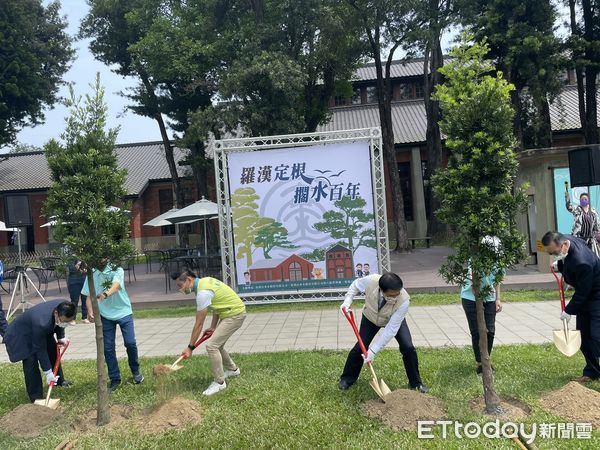 ▲台南山上花園水道博物館，慶祝100周年，舉辦「羅漢定根，擱水百年」植樹活動，由市長黃偉哲、自來水公司董事長胡南澤等人將樹苗種植在園區內。（圖／記者林悅翻攝，下同）