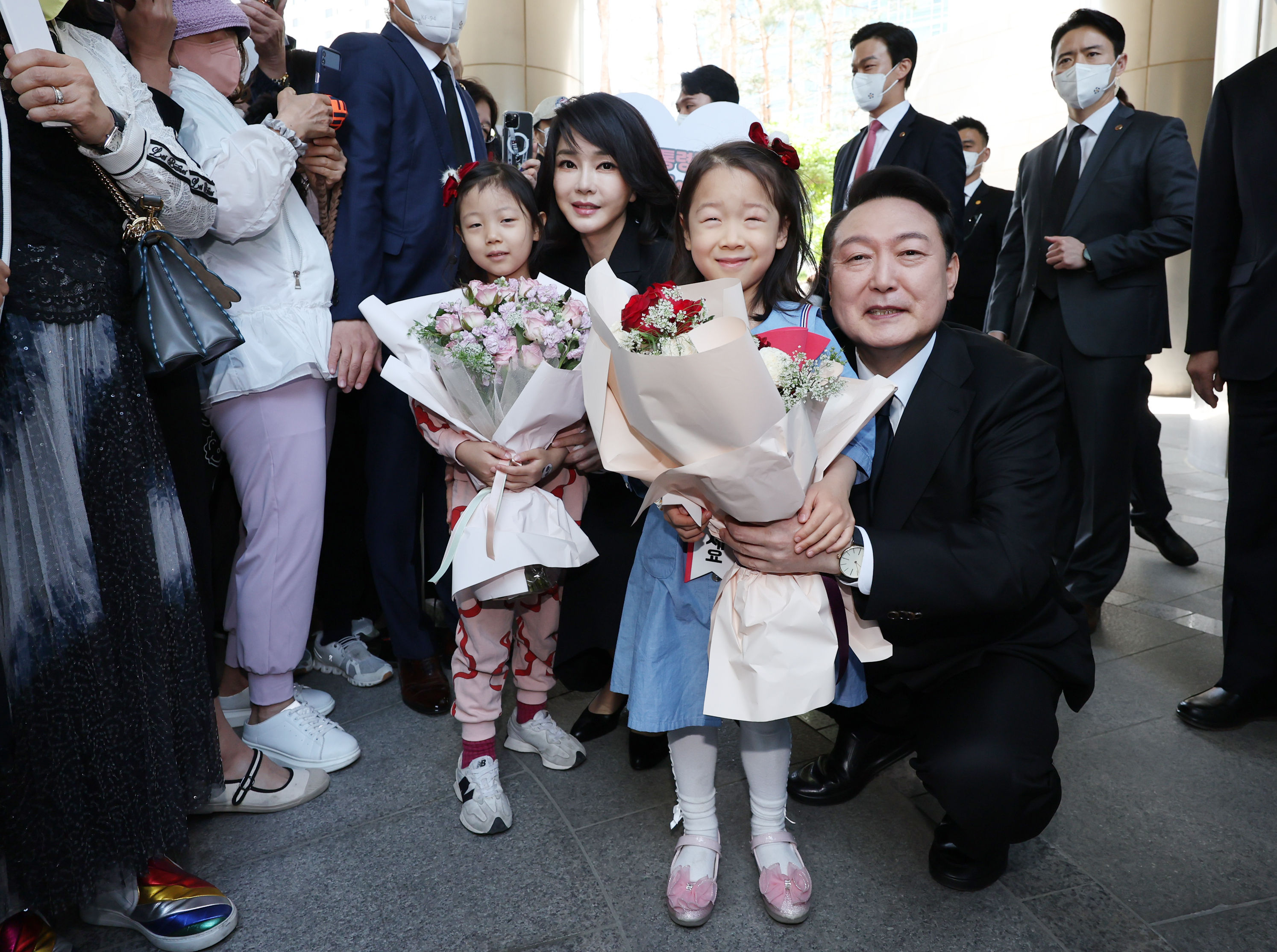 ▲▼尹錫悅、金建希10日離開首爾瑞草區宅邸前，與獻花的女童合影留念。（圖／達志影像／newscom）