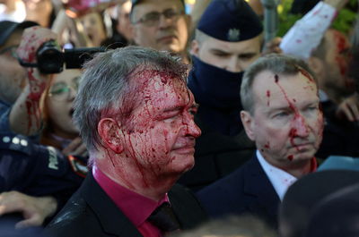 俄羅斯駐波蘭大使勝利日獻花　慘被潑不明液體「滿頭鮮紅」