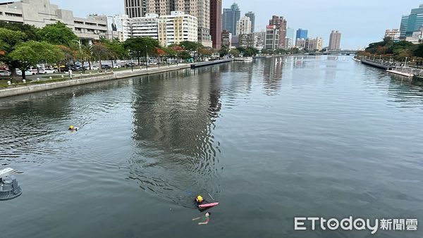 ▲▼民眾驚見愛河上有人載浮載沉，警消呼10分鐘救起送醫。（圖／記者吳世龍攝）