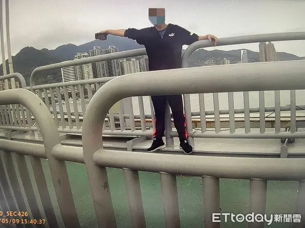▲▼29歲陳男揚言跳下關渡橋             。（圖／記者陳以昇翻攝）
