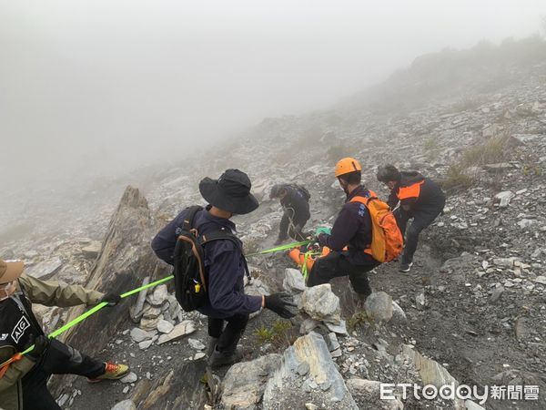 ▲山嶺山步道健行昏迷，警消救援。（圖／記者楊漢聲翻攝）