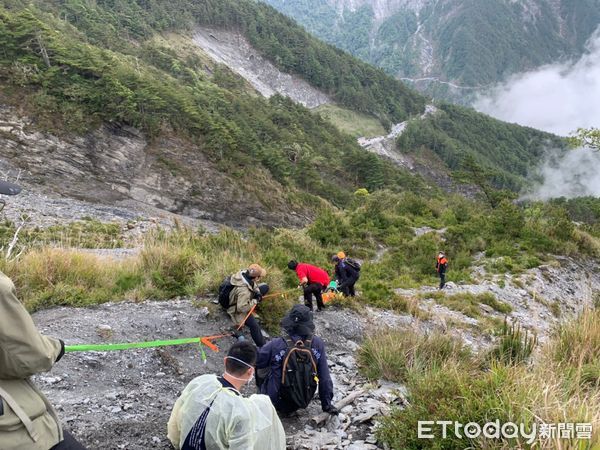 ▲山嶺山步道健行昏迷，警消救援。（圖／記者楊漢聲翻攝）