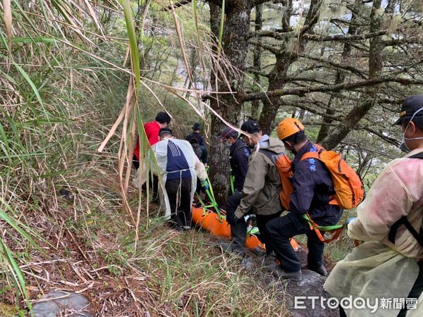 ▲山嶺山步道健行昏迷，警消救援。（圖／記者楊漢聲翻攝）