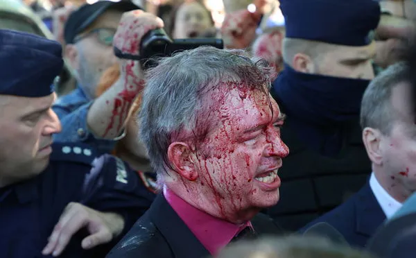 ▲▼俄羅斯駐波蘭大使安德瑞夫（Sergei Andreev）在華沙蘇聯軍事公墓慶祝勝利日時，被抗議者投擲紅漆。（圖／路透）