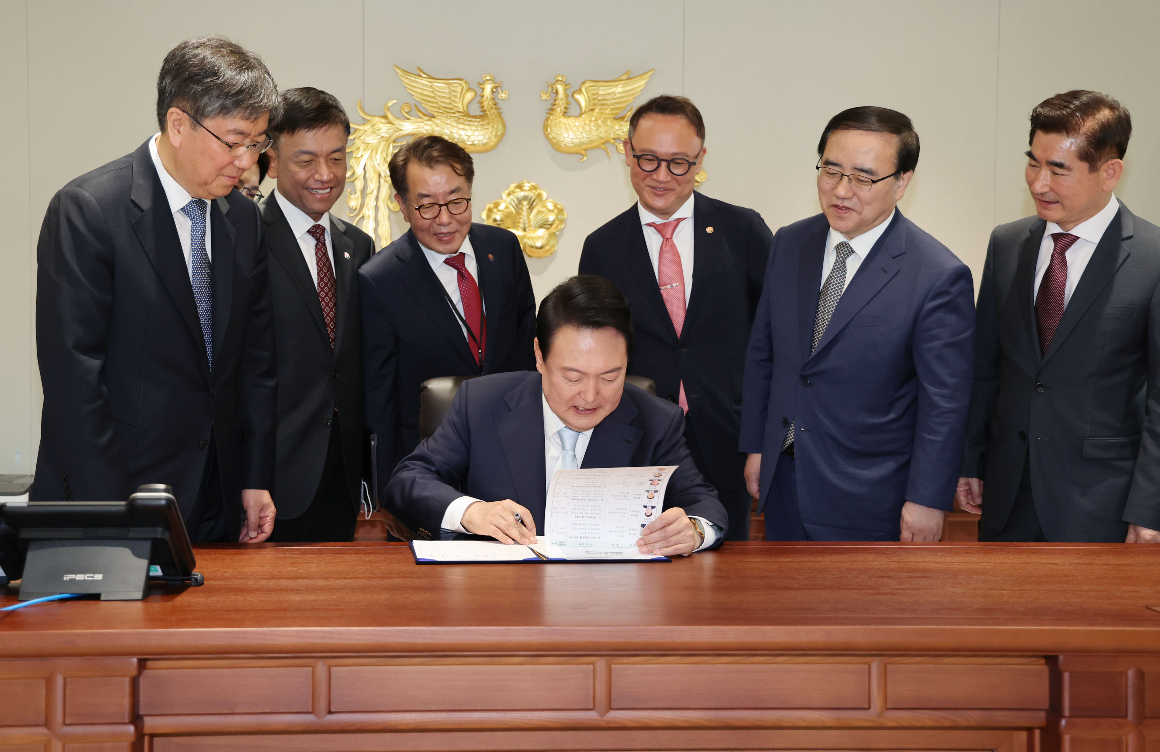 ▲▼南韓總統尹錫悅在首爾龍山總統辦公室簽下「第一號文件」，為國務總理韓悳洙的任命同意案。（圖／達志影像）