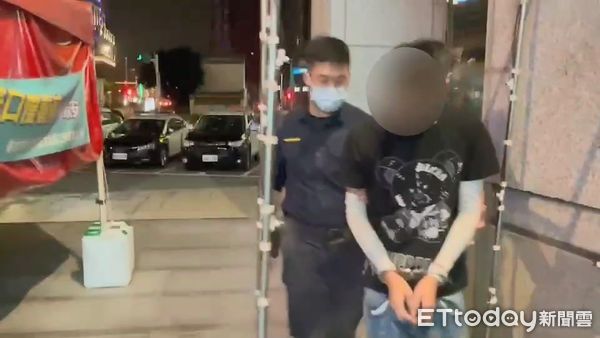 ▲文山二警方日前逮捕陳姓車手並起獲21萬元贓款。（圖／記者張君豪翻攝）