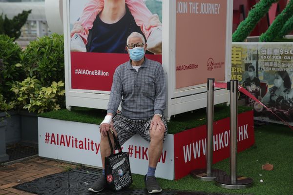 ▲香港一名90歲駕駛開車失控，整輛車衝進遊樂園碰碰車設施。（圖／香港01黃偉民攝）