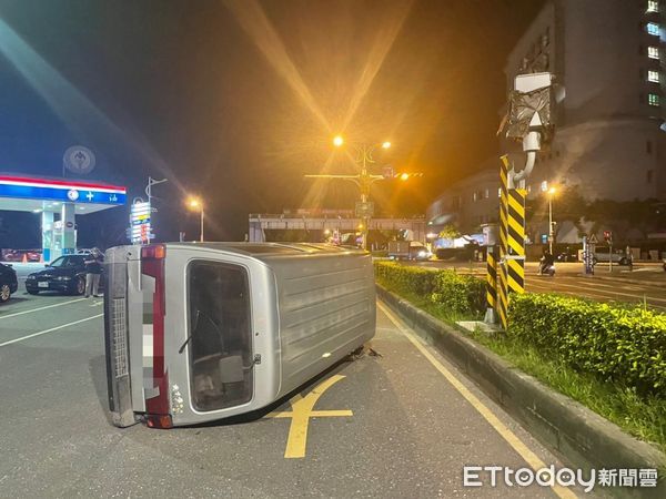 ▲▼許姓通緝犯拒攔檢開車加速逃逸，另一無辜車輛發生擦撞後整車側翻被員警制服。（圖／花蓮警分局提供，下同）