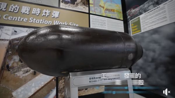 ▲港鐵東鐵線會展站內展示的二戰炸彈彈殼。（圖／翻攝香港地鐵臉書）