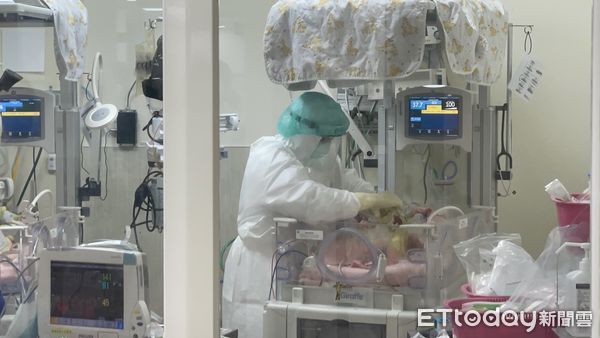 ▲台大醫院雲林分院9日為確診產婦進行接生剖腹接生雙胞胎，母子均安。（圖／記者蔡佩旻翻攝）