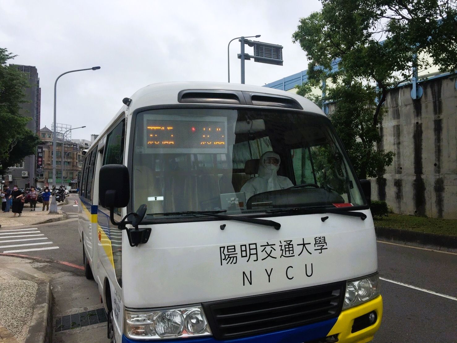 ▲▼陽明交大學生成立防疫志工團，提供一對一關懷解惑，交大校區啟動防疫專車運送學生。（圖／陽明交大提供）