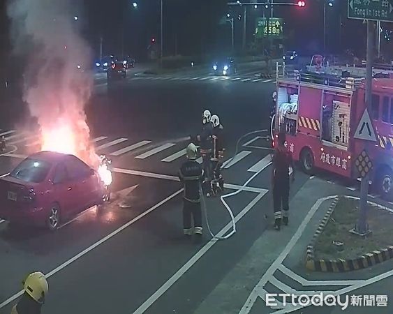 ▲高雄市大寮深夜發生火燒車案件，當場陷入火海             。（圖／記者吳奕靖翻攝）