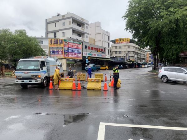 ▲▼瞬間大雨，造成三民區一處發生汙水衝破人孔蓋事故。（圖／記者賴文萱翻攝）