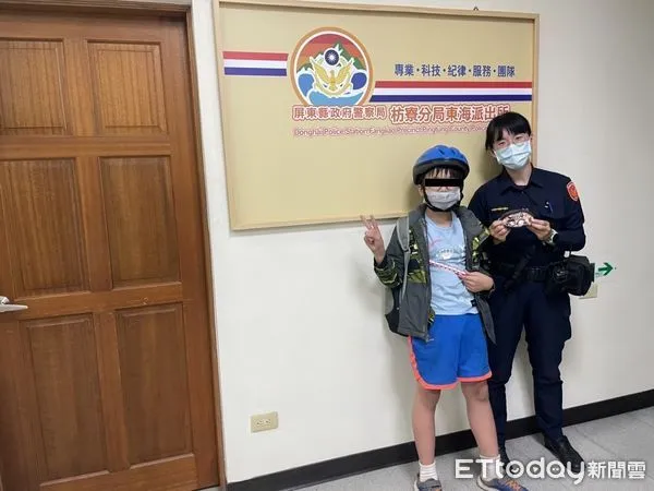 ▲枋寮警分局東海派出所警員吳亭宜、夏群凱機警讓陳童很快找到遺失錢包             。（圖／記者陳崑福翻攝）