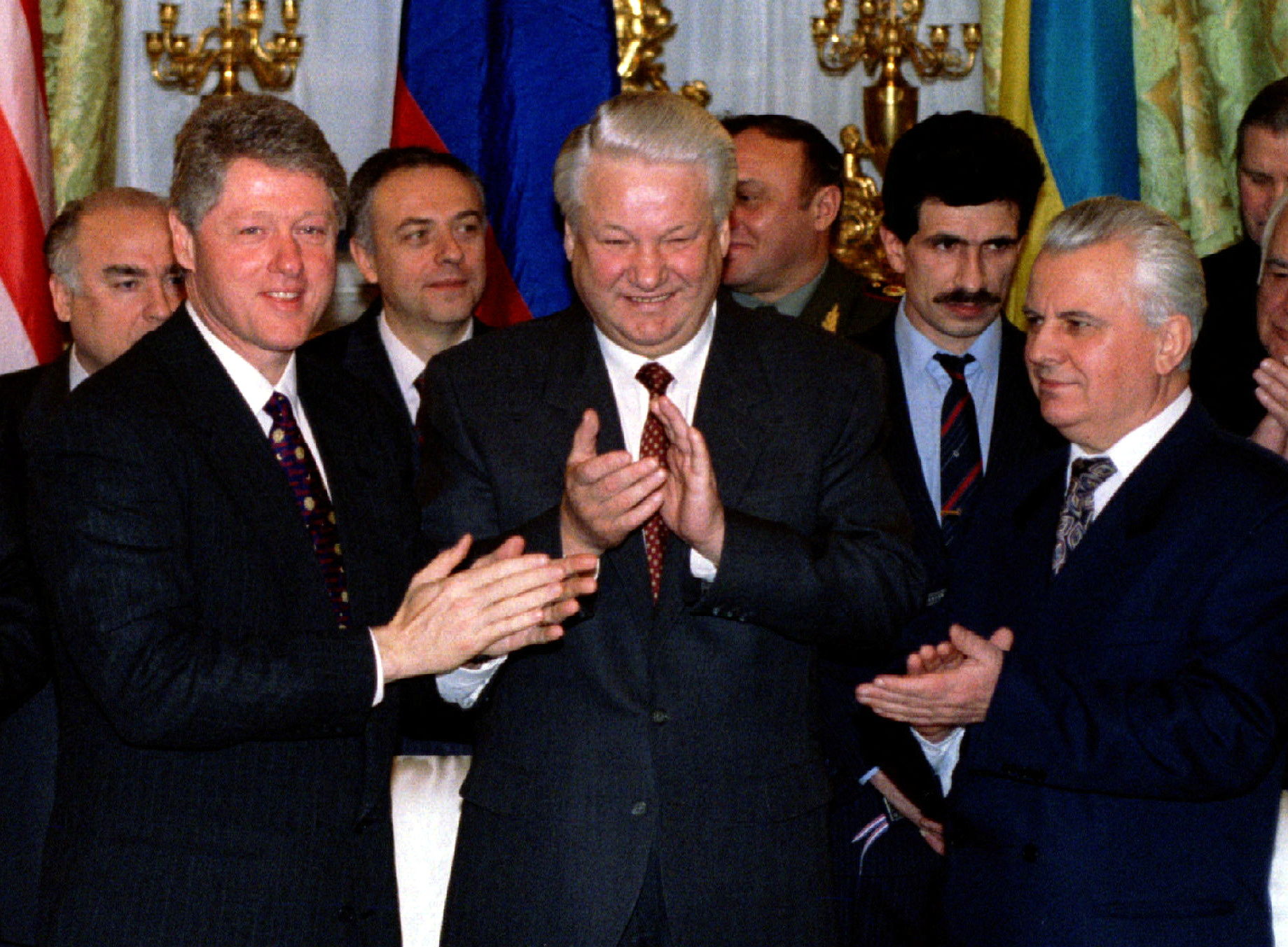 ▲ 克拉夫丘克（右）、柯林頓（左）及葉爾欽（中）1994年簽署協議。（圖／路透）
