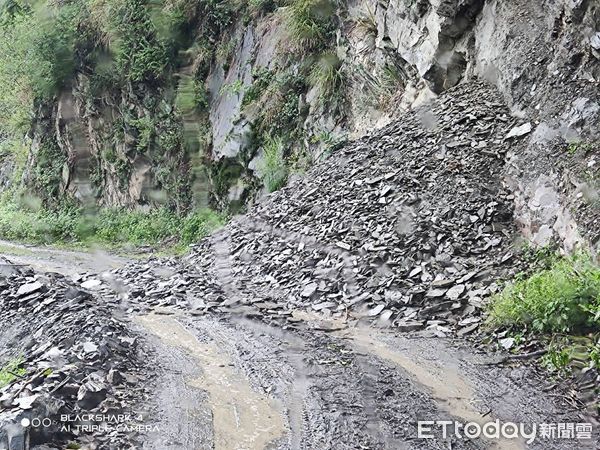 ▲丹大聯外道路因山區大雨傳出坍方。（圖／民眾提供）