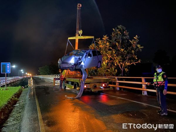 ▲▼花蓮瑞穗鄉小客車自撞橋墩，造成1死1重傷慘劇。（圖／鳯林分局提供，下同）