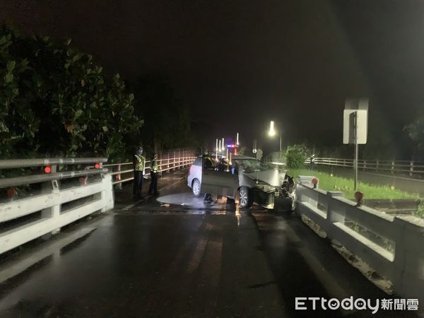 ▲▼花蓮瑞穗鄉小客車自撞橋墩，造成1死1重傷慘劇。（圖／鳯林分局提供，下同）