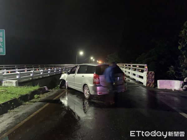 ▲▼花蓮瑞穗鄉小客車自撞橋墩，造成1死1重傷慘劇。（圖／鳯林分局提供，下同）