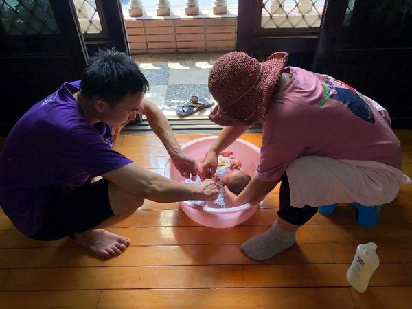 ▲越南爸爸跟臺灣阿嬤學習如何幫寶寶洗澡