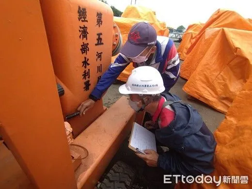 ▲移動式抽水機加強檢查。（圖／記者蔡佩旻翻攝）