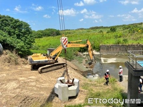 ▲移動式抽水機加強檢查。（圖／記者蔡佩旻翻攝）