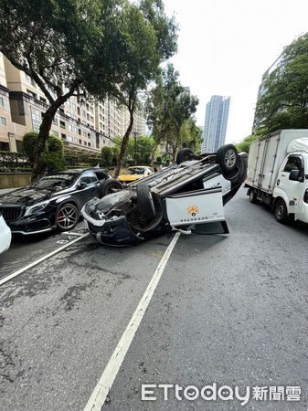 ▲▼林口警車自撞翻覆             。（圖／記者陳以昇翻攝）