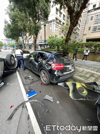 ▲▼林口警車自撞翻覆             。（圖／記者陳以昇翻攝）