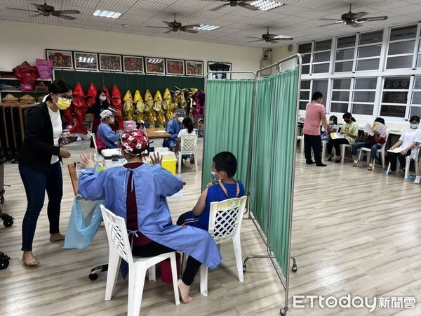 ▲▼台中今天有3所國小共27人施打莫德納，僅1人不適，其中東汴國小有意願者高達5成，比例最高。（圖／台中市政府提供，下同）