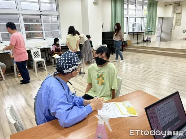 ▲▼台中今天有3所國小共27人施打莫德納，僅1人不適，其中東汴國小有意願者高達5成，比例最高。（圖／台中市政府提供，下同）